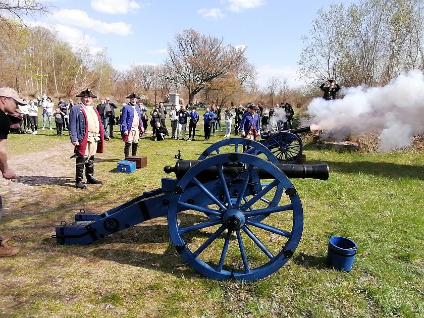 Bunt, tanzend, laut und fr&ouml;hlich