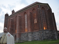 Noc Muzeów z krzyżem na płaszczach