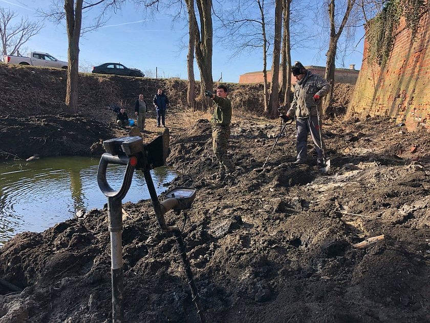 Unterwasser- Forschungen des Wassergrabens
