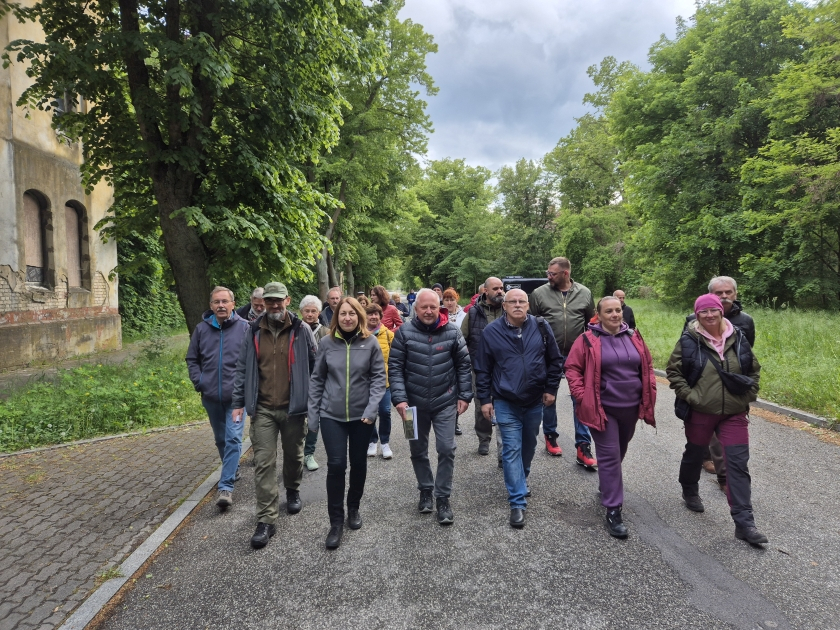 Zu Fuß entlang der Straßenbahnstrecke