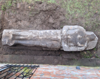 Rycerz z koszar St&uuml;lpnagela wydobyty z gruzu