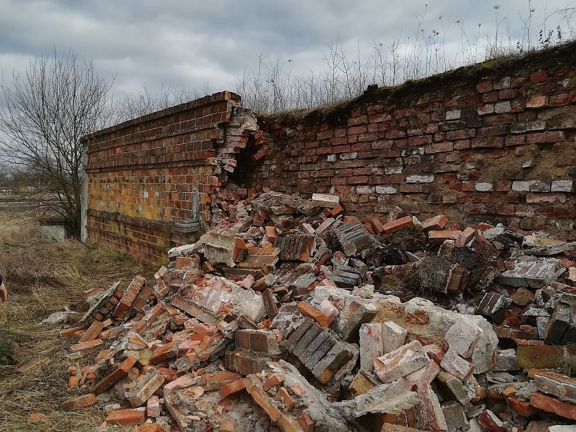Runęła ściana nadszańca